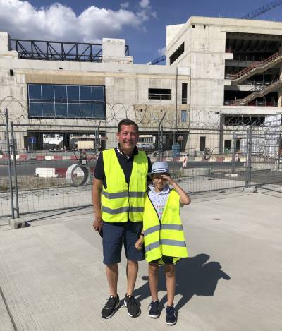 Auch B�rgermeister Alexander Kreissl freute sich mit seinem Sohn �ber die Besichtigung.