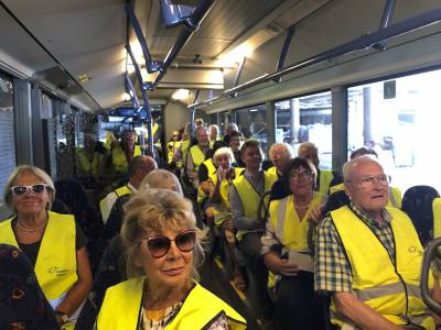 Nach der obligatorischen Sicherheitskontrolle gings im Bus auf die S�dseite zur Terminal 3 Baustelle.