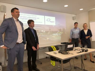 Im Besucherzentrum bedankte sich Max Panhans bei Julia Sydow und ihrem FRAPORT-Team f�r die Einladung.