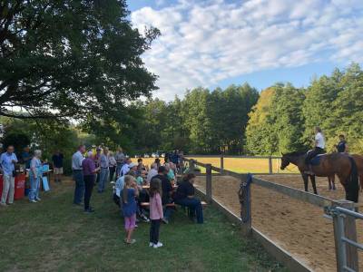 Dort bekamen wir neben einer Reitvorf�hrung auch zahlreiche Informationen �ber verschiedene Reittechniken und die n�tige Ausr�stung. Lea Hoffner berichtete als erfolgreiche Turnierreiterin auf internationaler Ebene von den Abl�ufen im Wettkampfbetrieb.