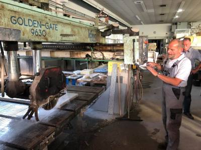 Walter He� f�hrte uns durch den Betrieb und veranschaulichte das Handwerk des Steinmetzes. 