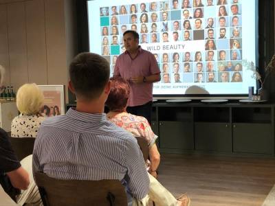 Das international operierende Unternehmen vertreibt profesionelle Haarkosmetik wie z. B. John Paul Mitchell Systems.