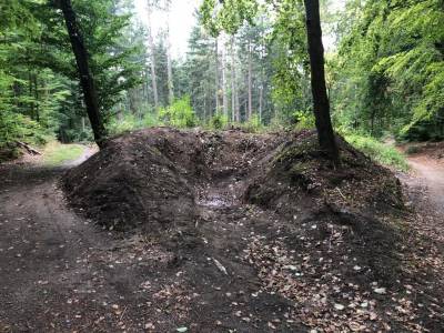 Diese T�pfe sollen das Wasser im Wald halten und versickern, so dass kein Oberfl�chenwasser �ber die Wege in den Ort abl�uft.