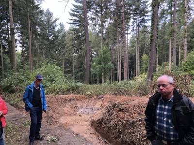 Dieter Lang und J�rgen Neipp besichtigen einen der Wassert�pfe am Zehnwegeeck.