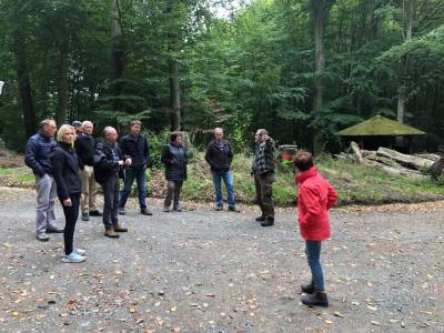 Der ausf�hrende Unternehmer Manfred Bitsch erl�uterte aus fachkundiger Hand sein Vorgehen. F�r die anwesenden Fraktionsmitglieder, sowie interessierte B�rger ein wertvoller Einblick in diesen Bereich der Forstwirtschaft.