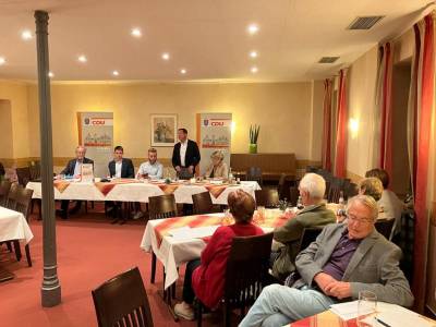 B�rgermeister Alexander Kreissl gab einen �berblick �ber die Herausforderungen und Themen, welche Seeheim-Jugenheim aktuell besch�ftigen. Neben den Gro�projekten, wie dem Bau des Rathausforums und der Sanierung der St�tzpunktfeuerwehr, ging er in seinem Gru�wort auf Fortschritte bei der Kinderbetreuung und weitere Investitionen in die Infrastruktur ein. 