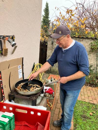 Unser Chefkoch G�nter beim Braten der Fr�hst�cksw�rstchen.