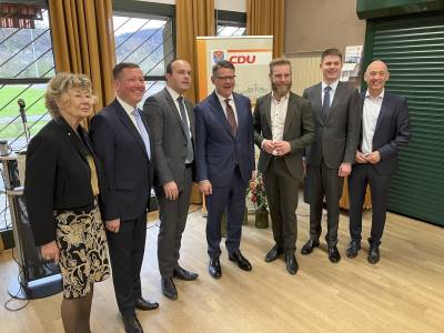 Gruppenbild zum Abschluss (vrnl): Gottfreid Milde, Max Panhans, Max Schimmel, Boris Rhein, Lutz K�hler, Alexander Kreissl und Karin Neipp