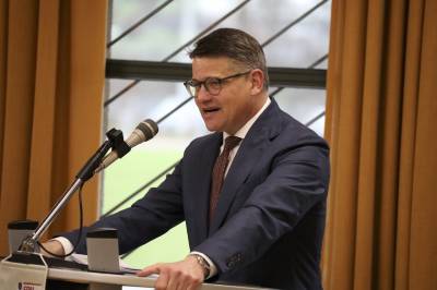 Er erw�hnte aber auch die immer wieder schwierigen Verhandlungen der L�nder mit dem Bund.