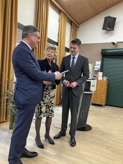 Karin Neipp und Max Panhans dankten Boris Rhein mit einem Buch �ber Schloss Heiligenberg.