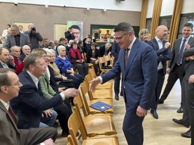 Auch Olaf K�hn wird von Boris Rhein pers�nlich begr��t.