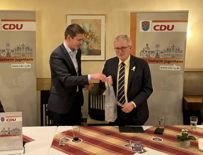 Max Panhans bedankte sich bei Michael Gahler mit einem Weinpr�sent.