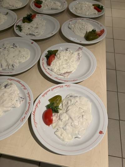 Der Sahnehering und die k�hlen Getr�nke haben den Interessierten wieder sehr gut geschmeckt! Ein wunderbarer Anlass f�r spannende Gespr�che und nette Begegnungen.