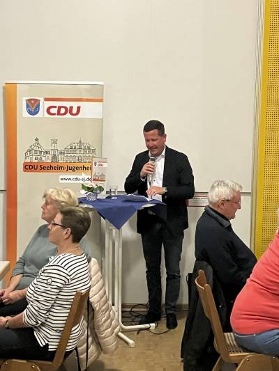 B�rgermeister Alexander Kreissl ging im seiner Ansprache auf die aktuellen Fortschritte bei den Gro�projekten Feuerwehrsanierung und Neubau des Rathausforums ein. 