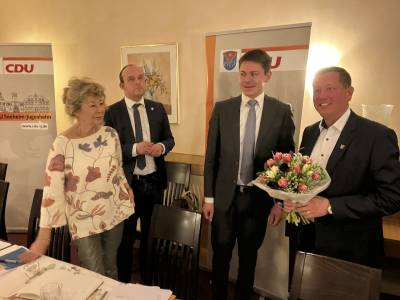 Karin Neipp, Lutz Khler und Max Panhans beglckwnschen Alexander Kreissl zur Nominierung.