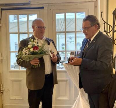 Landrat Pit Schellhaas �berreichte die Ehrung auf Schloss Heiligenberg.
