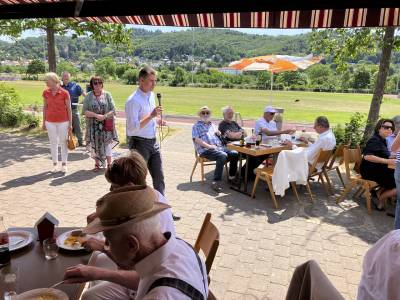 Der Vorsitzende Max Panhans konnte viele G�ste zum Sommerbrunch begr��en.