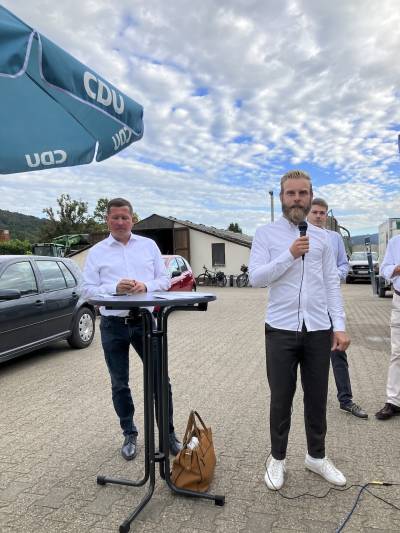 Max Schimmel ging nach seiner pers�nlichen Vorstellung auf drei Punkte seines Programms ein: Kostenlose Meisterausbildung, Mobilit�t f�r alle und Landwirtschaft.