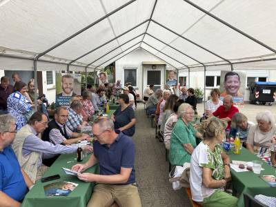 Das R�derhof Team hatte das Treffen bestens vorbereitet. Gegen den Hunger gab es frisch gebratene Bratw�rste aus eigener Herstellung.