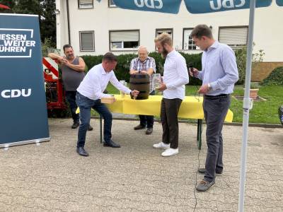 Alexander Kreissl ist durch die Kerben ge�bt beim Fassbieranstich.