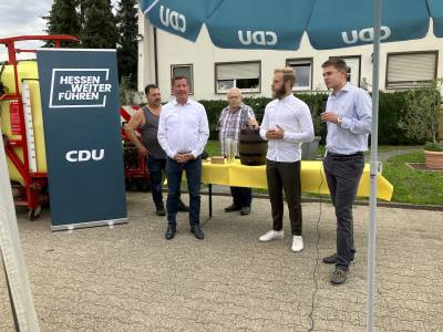 Der Vorsitzende Max Panhans begr��te beide Kandidaten und ca. 70 G�ste.