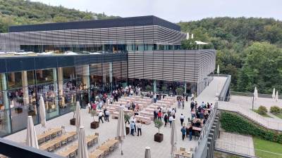 Aufgeteilt in Gruppen wurden die Besucher durch das gesamte Haus gef�hrt. Neben 483 Zimmern, Tagungsr�umlichkeiten und Veranstaltungslocations verf�gt das Zentrum �ber eine abwechslungsreiche Kulinarik, sowie einen Wellnessbereich mit Schwimmbad und Sauna. 