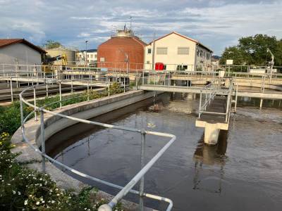 Die Aufbereitung des Abwassers ist energieintensiv (3000 Kilowattstunden am Tag) und damit auch kostspielig. Schon jetzt wird ein Teil des ben�tigten Stroms durch eine Biogasanlage erzeugt, letztere verwertet Gas, welches im Kl�rprozess anf�llt. 