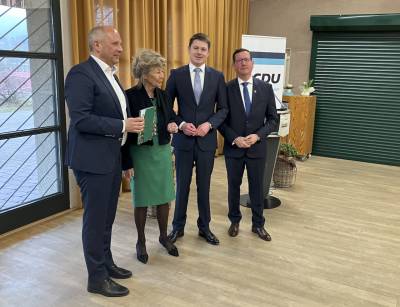 Karin Neipp bedankte sich bei Roman Poseck mit einem Buch zur Historie von Schloss Heiligenberg.
Die Veranstaltung ging nach den Reden in ein geselliges Beisammensein �ber. Dazu reichte die Partei k�hle Getr�nke, Kaffee und Kuchen.