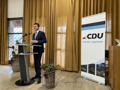 Er�ffnet wurde der Empfang vom Parteivorsitzenden Max Panhans, der in seiner Ansprache neben guten W�nschen f�r 2024 auch den Wunsch an alle Demokraten formulierte, dieses politische Modell zu verteidigen.