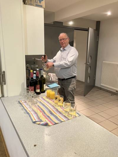 Bew�hrt am Zapfhahn Marco Hesser. Leider nicht auf dem Bild die K�chencrew Britta und G�nter Hoffner.