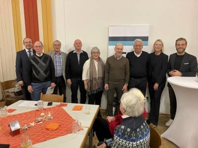 Julia Sydow konnte dann noch 6 verdiente Mitglieder f�r langj�hrige Unterst�tzung ehren. Vlnr: Heiko Merz (60J.),Dr. Rudolf Bimczok (10J+ im Vorstand), Bernd Wilhelm (40J.), Christine Bungert (40 J.), J�rg P. Dietzel (25 J.), Wolfgang Frotscher (50 J.)