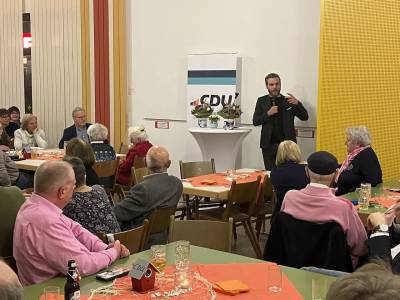 Er ging dar�ber hinaus auch noch auf die Schwerpunkte seiner politischen Arbeit ein, insbesondere seine beiden Aussch�sse Landwirtschaft und Digitales.