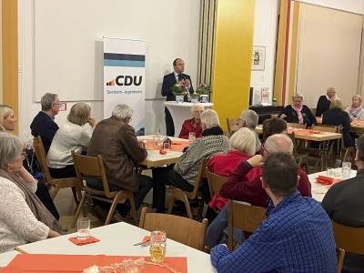 Anschlie�end berichtete der Erste Kreisbeigeordnete Lutz K�hler vom Schulbau in Seeheim und den gro�en Problemen die der Kreis mit seinen vielen von oben verordneten Aufgaben bei unzureichender Finanzierung hat. 