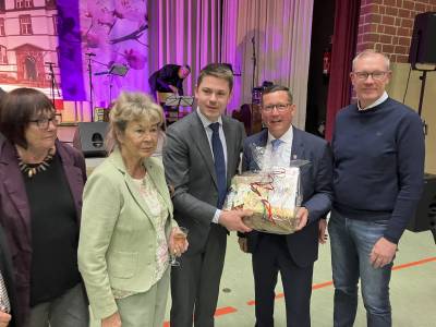 Max Panhans �berreichte ihm als Dank f�r sein Engagement und die Zusammenarbeit in den letzten 6 Jahren mit einer Abordnung aus Fraktion, Gemeindevorstand und Vorstand der CDU einen Pr�sentkorb.