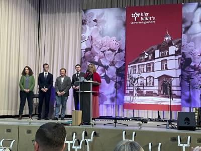 F�r alle vier Fraktionsvorsitzenden bedankte sich Bruer bei A. Kreissl.