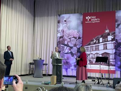 Bruer vereidigte die neue B�rgermeisterin Birgit Kannegie�er.