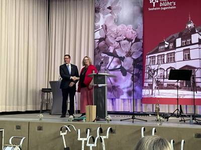 Die Vorsitzende der Gemeindevertretung Suse Bruer verabschiedete Alexander Kreissl aus dem Amt des Brgermeisters.