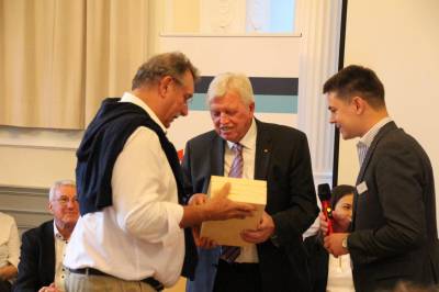 Zum Ende der Veranstaltung dankte der Vorsitzende der CDU Seeheim-Jugenheim, Max Panhans Herrn Bouffier mit einem
Weinpr�sent und einem Buch �ber die Historie des Heiligenbergs f�r sein Kommen.