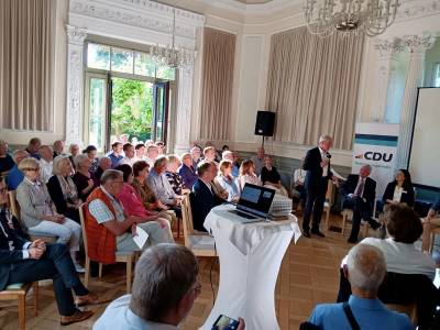 Die Ergebnisse einer Online-Umfrage zu der Veranstaltung wurden als Diskussionsgrundlage gezeigt.