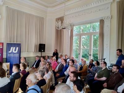 Der Einladung folgten �ber 100 Besucher, die den Gartensaal bis auf den letzten Platz ausgef�llt haben.