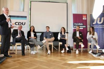 Die Podiumsteilnehmer waren der Landtagsabgeordnete Max Schimmel,
Ellen Neumann, Kreisvorsitzende der JU Da-Di,
Stella Stegmann, CDU-Stadtverordnete in Darmstadt, sowie Vincent Kotulla, Oberstufensch�ler des Schuldorfs und Jugendfeuerwehrwart FF Jugenheim. Die Moderation wurde von Maura Prei�-Starke, der Digitalbeauftragten der CDU Da-Di und Herrn Prof. Helmut Schetter, dem ehemaligen Vizepr�sidenten des Wirtschaftsrates durchgef�hrt. 