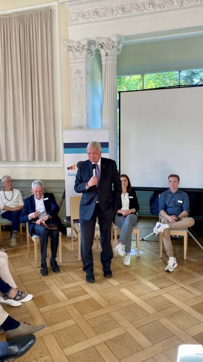 Volker Bouffier hielt zu Beginn einen beeindruckenden Vortag �ber die Geschichte des Grundgesetzes und dessen Einfluss auf die Entwicklung Deutschlands.