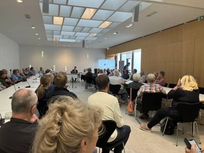 Im ersten Teil gab es eine ausf�hrliche Einf�hrung in die Arbeit des Landtags sowie Hinweise f�r die nachfolgende einst�ndige Beobachtung der Plenarsitzung.