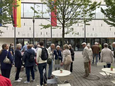 Nach einer kurzen Wartezeit ging es durch die Sicherheitskontrolle in den Landtag.