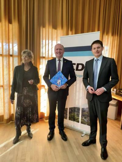 Staatssekretr Uwe Becker mit Karin Neipp und Max Panhans