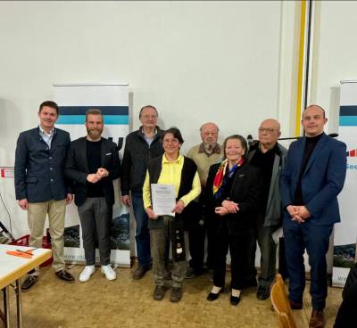 Ebenfalls geehrt wurden Horst Fischbach (2. v.re. f�r 60 Jahre) und Heinz Schreiner (Mi. f�r 70 Jahre). Zu den ersten Gratulanten geh�rte der CDU Kreisvorsitzende Lutz K�hler, der zuvor auch ein kurzes Gru�wort an die Besucher gerichtet hatte.