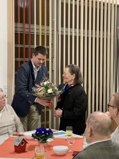 Frau Edith Kanthak erhielt neben Urkunde und Blumenstrau� auch eine goldene Ehrennadel f�r ihre 60 Jahre Treue zur CDU.