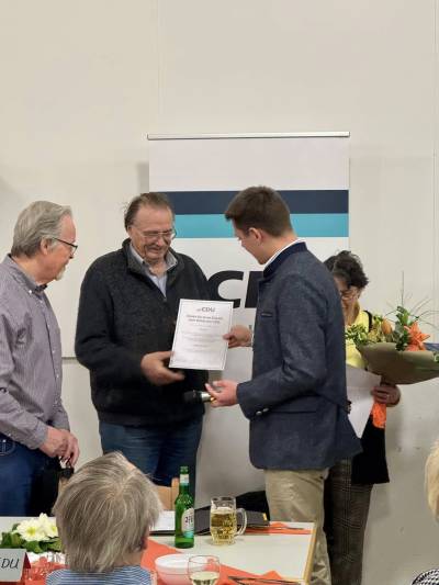 In diesem Jahr konnten wir das Ehepaar Beatrix und Heinrich Fries f�r jeweils 55 Jahre Mitgliedschaft mit Urkunden, Wein und einem Blumengru� auszeichnen