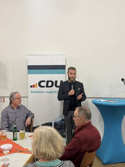 Als Gastredner und Ehrengast nahm der direkt gew�hlte Landtagsabgeordnete Maximilian Schimmel an dem �ffentlichen Treffen teil. Er gab bei seinem Redebeitrag einen Einblick in die aktuellen Themen der Landespolitik und schaute auf die anstehenden Koalitionsverhandlungen im Bund.