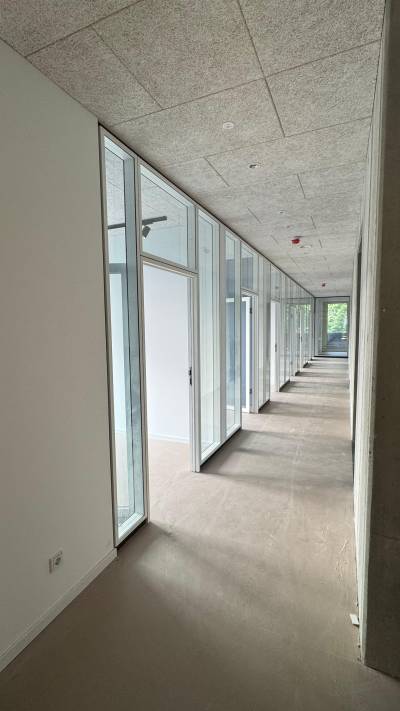 Auch die Verwaltung profitiert: Auf drei Ebenen entstehen neue Büroflächen. Derzeit bezahlt die Gemeinde rund 250.000 ? im Jahr Miete an die Sparkassefür das Rathaus am Georg-Kaiser-Platz. Diese Kosten entfallen künftig.